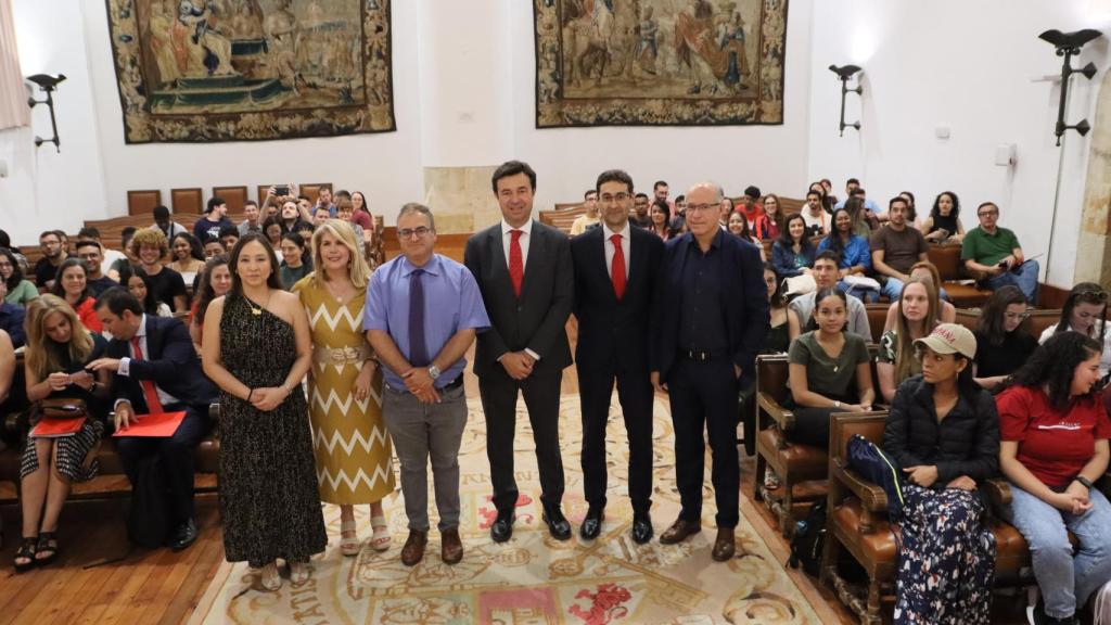 El vicerrector de Internacionalización y Cooperación de la Universidad de Salamanca, Raúl Sánchez Prieto, ha recibido esta mañana a los 80 estudiantes brasileños