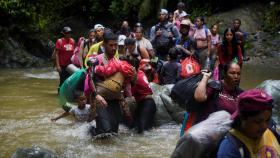 Un grupo de inmigrantes recorre la selva de Darién con la intención de arribar en Estados Unidos.