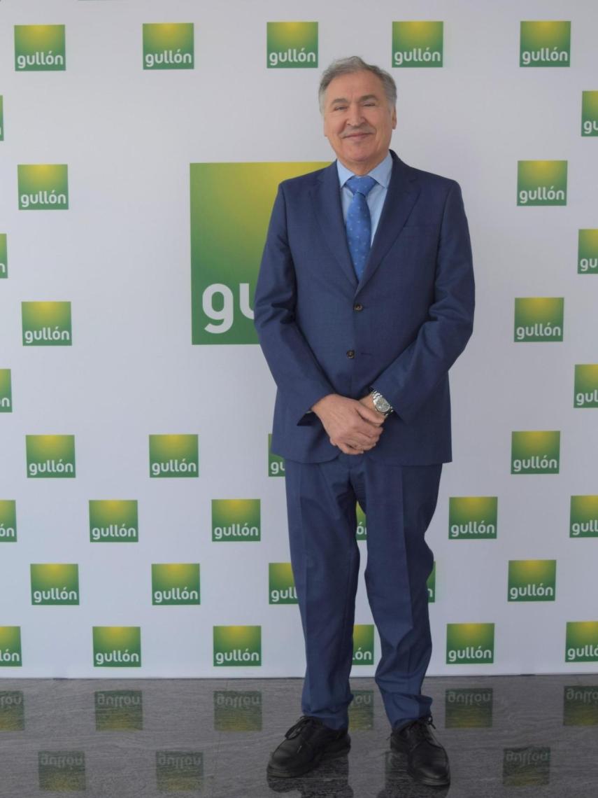 El director general y consejero delegado de la compañía junto al logo de Galletas Gullón