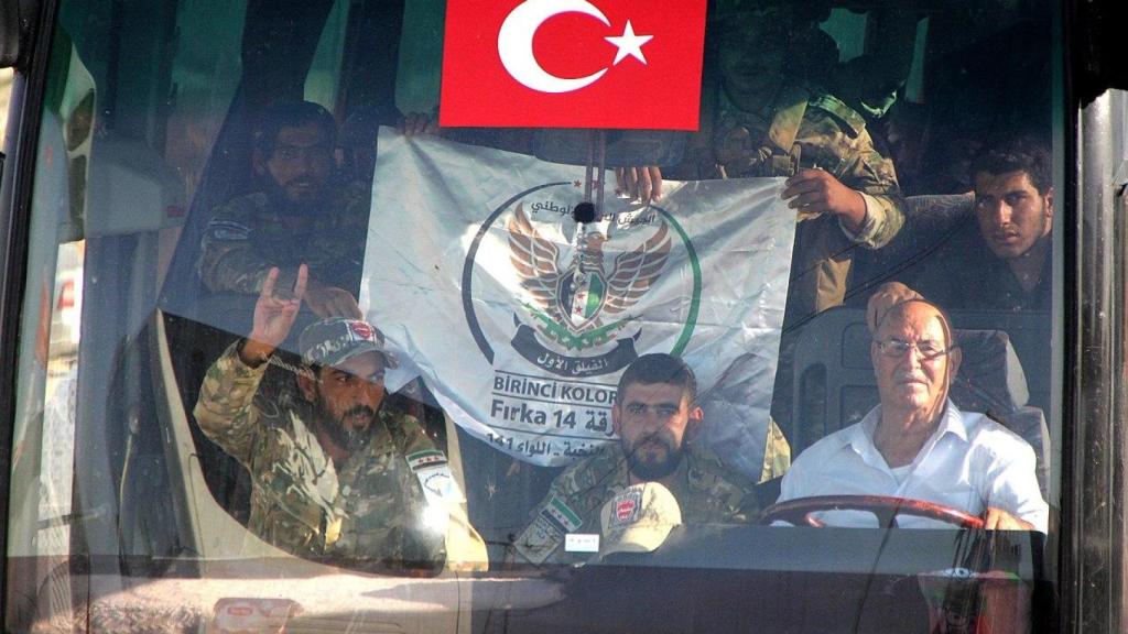 Miembros del proturco Ejército Nacional Sirio realizando el 'saludo del lobo' en 2019.