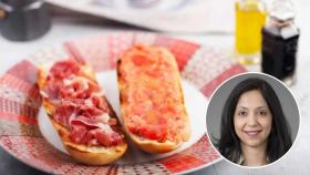 La doctora Shilpa Grover junto a un desayuno con pan blanco.