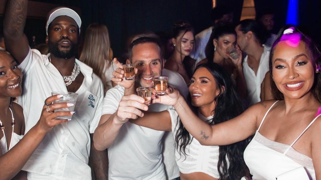 Michael Rubin en la 'White Party' de 2023 con rostros como Kim Kandarshian o La La Anthony.