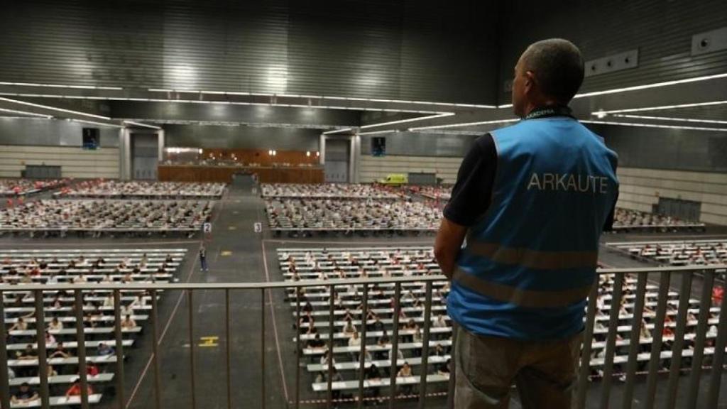 Un grupo de personas, durante unas oposiciones en el País Vasco.