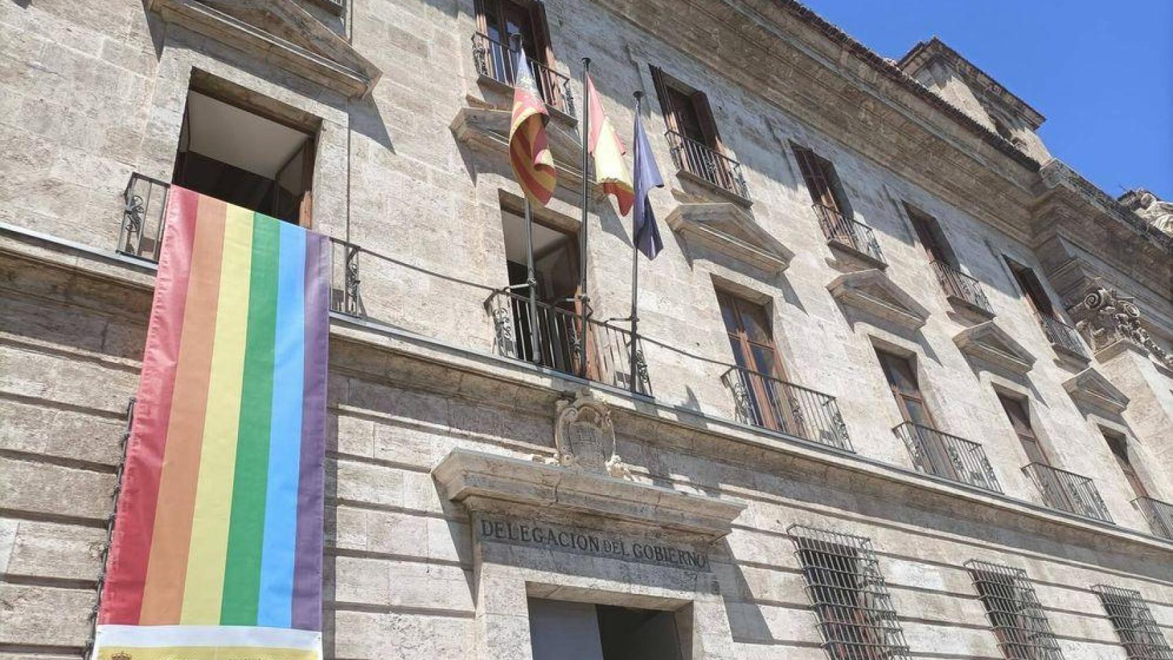 La bandera arcoíris desplegada en la sede de la Delegación de Gobierno en Valencia en 2024.