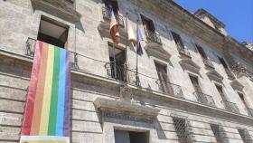 La bandera arcoíris desplegada en la sede de la Delegación de Gobierno en Valencia en 2024.