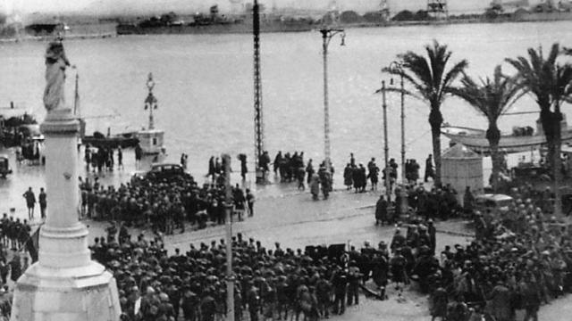 El fin de la Guerra Civil en el puerto de Alicante, junto al monumento a los Mártires de la Libertad.