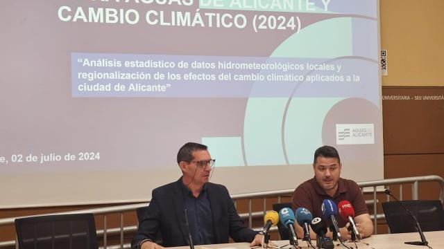 Jorge Olcina y Luis Cutillas en la presentación del informe de la cátedra de Aguas.