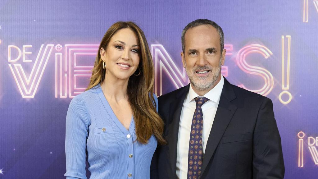 Beatriz Archidona y Santi Acosta son los presentadores de 'De Viernes'.