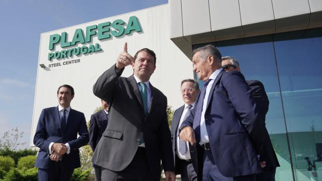 El presidente de la Junta de Castilla y León, Alfonso Fernández Mañueco, visita la Planta Plafesa del Grupo Network Steel junto al director general de la planta Plafesa, Luis Loredo, este miércoles