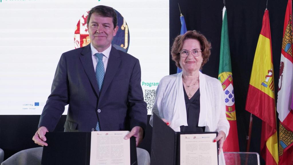 El presidente de la Junta, Alfonso Fernández Mañueco, y la presidenta de la región centro de Portugal, Isabel Damasceno, firman la Declaración de Aveiro 2024, durante el VI Consejo Plenario CENCYL, Comunidad de Trabajo Castilla y León-Centro de Portugal.