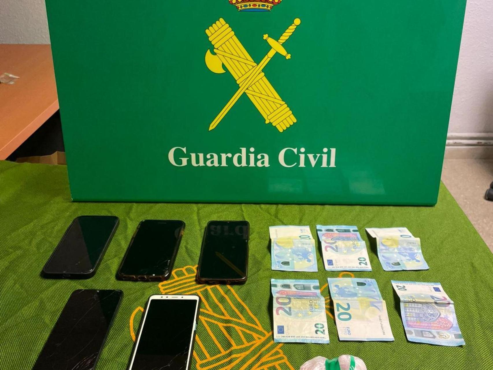 Los móviles y dinero que portaban los detenidos de Arévalo