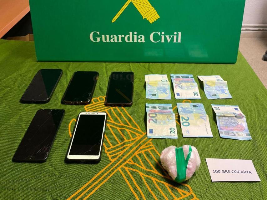 Los móviles y dinero que portaban los detenidos de Arévalo