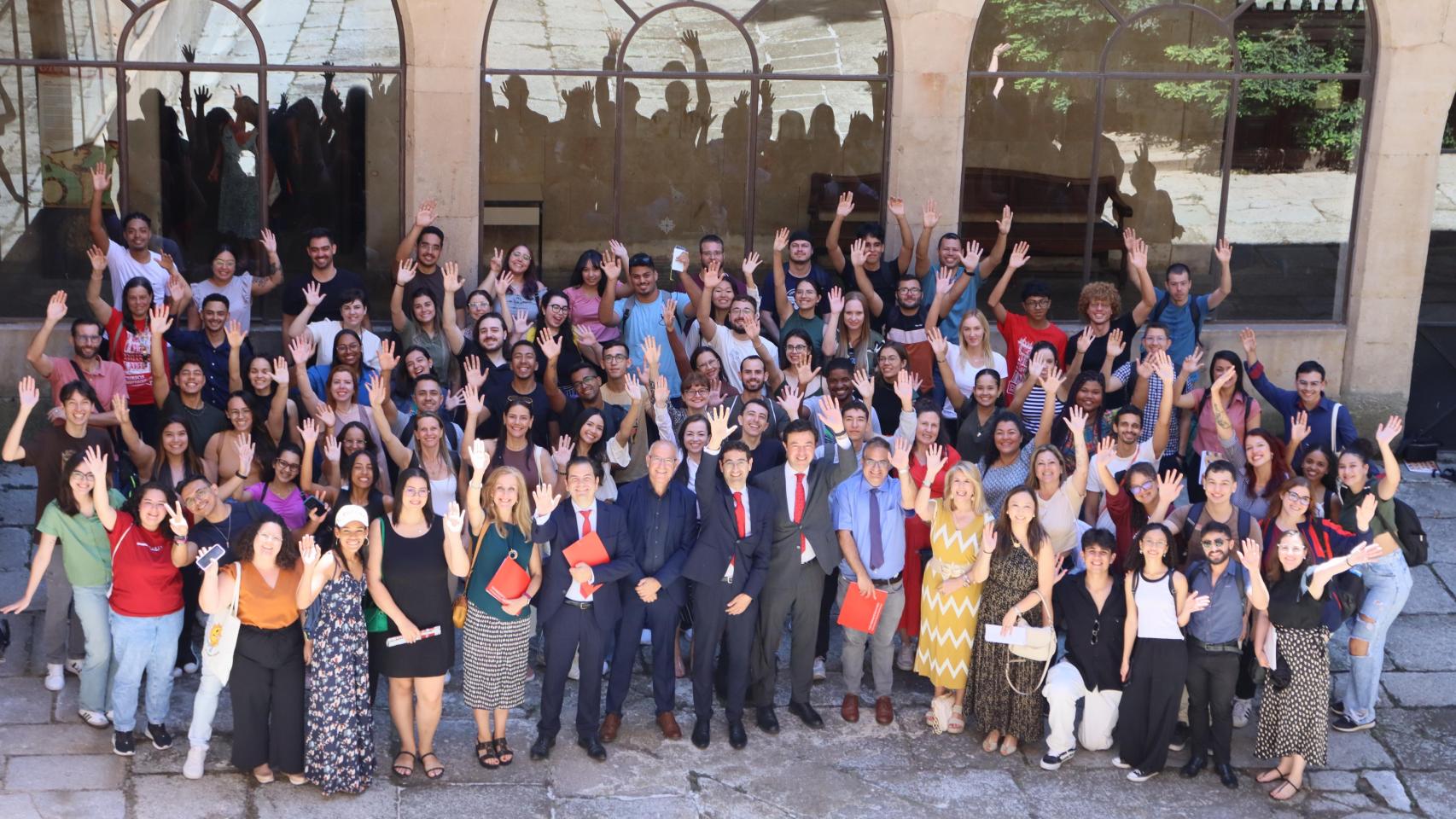 El vicerrector de Internacionalización y Cooperación de la Universidad de Salamanca, Raúl Sánchez Prieto, ha recibido esta mañana a los 80 estudiantes brasileños