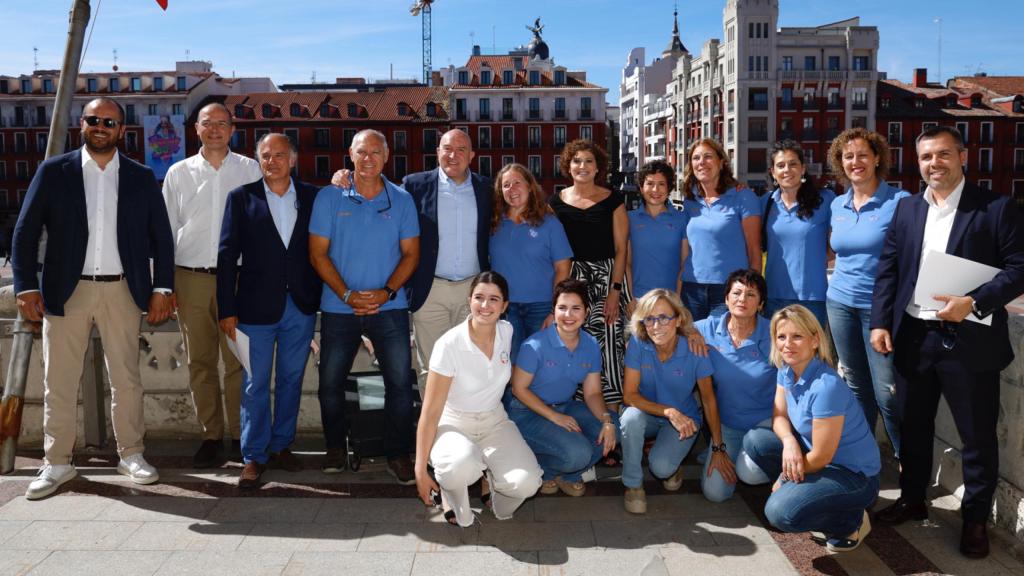 El alcalde, Jesús Julio Carnero, y la concejala de Deportes, Mayte Martínez, con Vallkirias Pisuerga, el club vallisoletano de piragüismo que ha organizado la I Regata de Barco Dragón contra el cáncer de mama