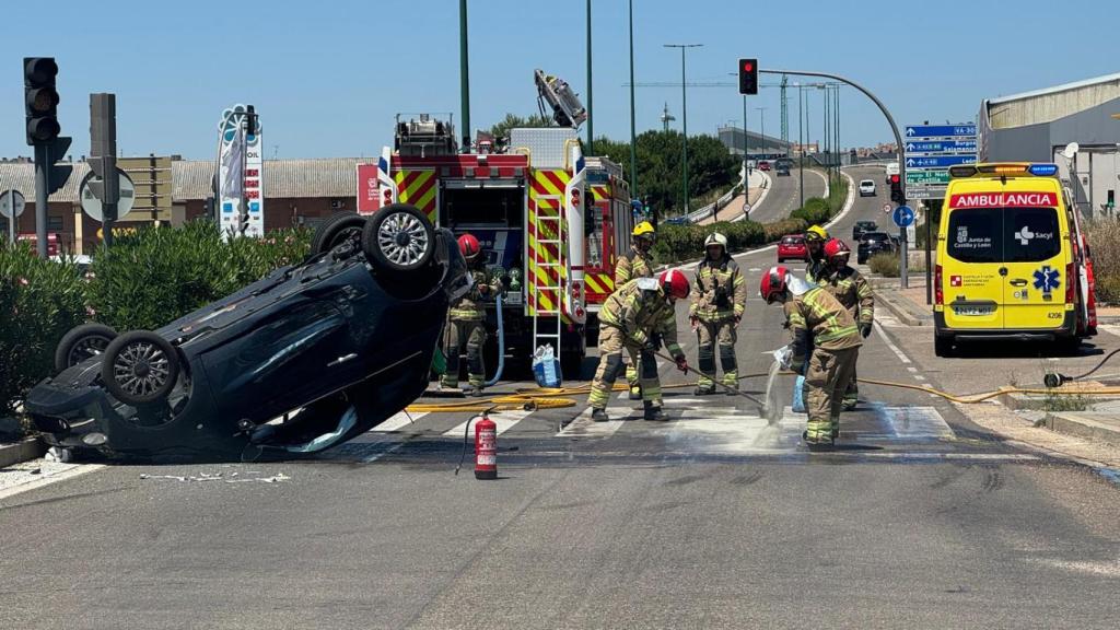 El turismo accidentado volcado en la VA-20 tras chocar con el camión