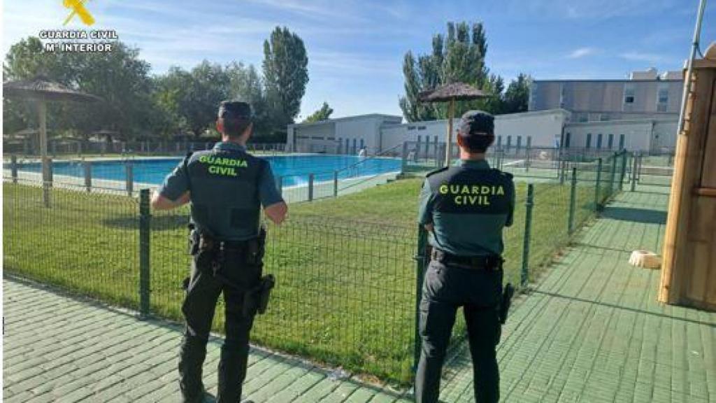 Dos agentes en el escenario