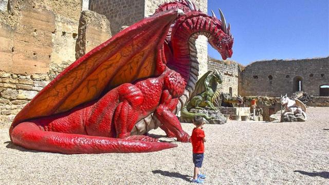 Los nuevos dragones del Castillo Encantado de Trigueros enamoran a los visitantes