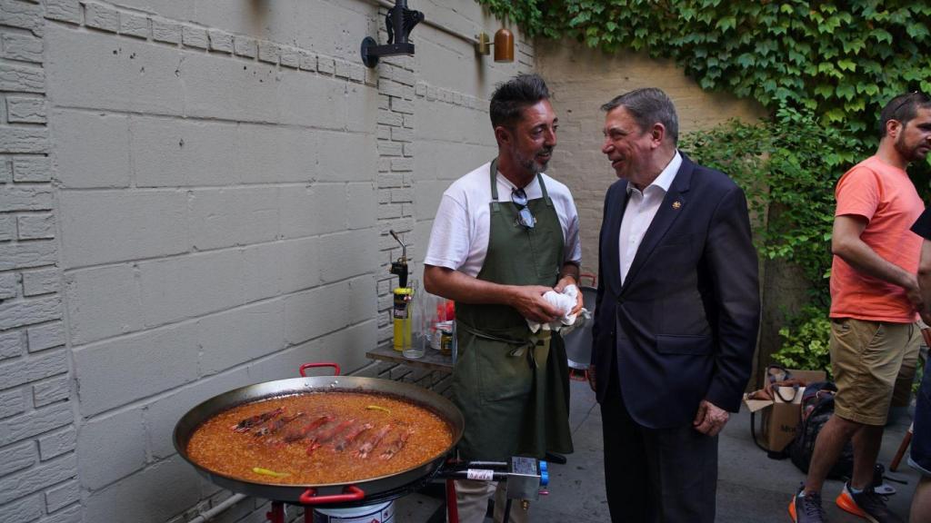 Edu Torres junto al Ministro de Agricultura Pesca y Alimentación español, Luis Planas.