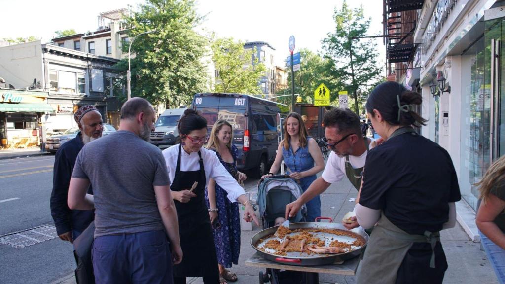 Vecinos de Nueva York probando el arroz de Edu Torres.