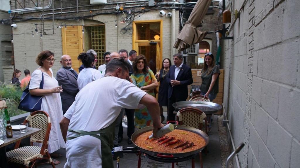 El 'arrocero' que ha servido paella al Ministro Luis Planas en un mercado de Nueva York