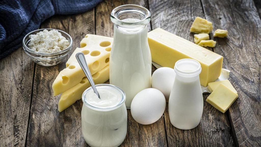 La curiosa razón por la que la leche se vuelve amarilla cuando se convierte en queso