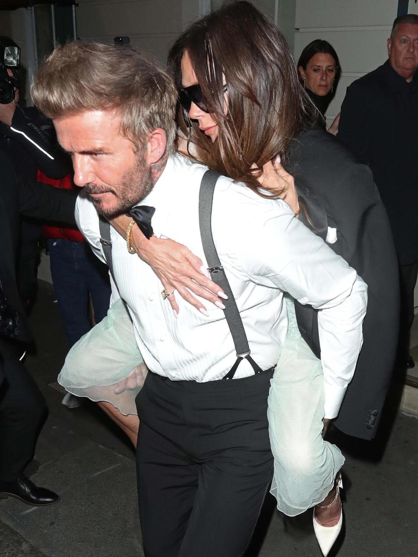 La imagen viral de Victoria Beckham saliendo a caballito con David en su fiesta de cumpleaños.