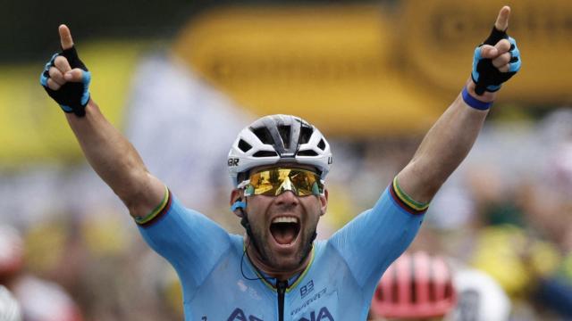 Mark Cavendish celebra su histórica victoria en el Tour de Francia.