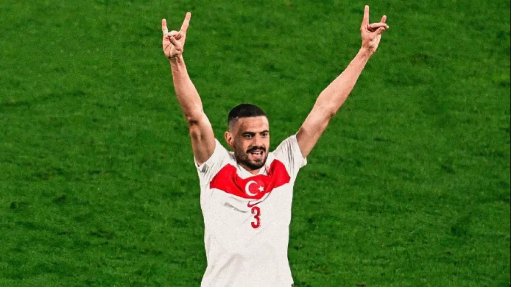 Demiral, futbolista de Turquía, hace la celebración del 'lobo' en la Eurocopa.