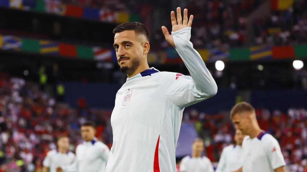 Joselu, en el calentamiento antes del partido contra Georgia.