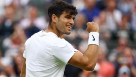 Carlos Alcaraz celebra un punto en Wimbledon.