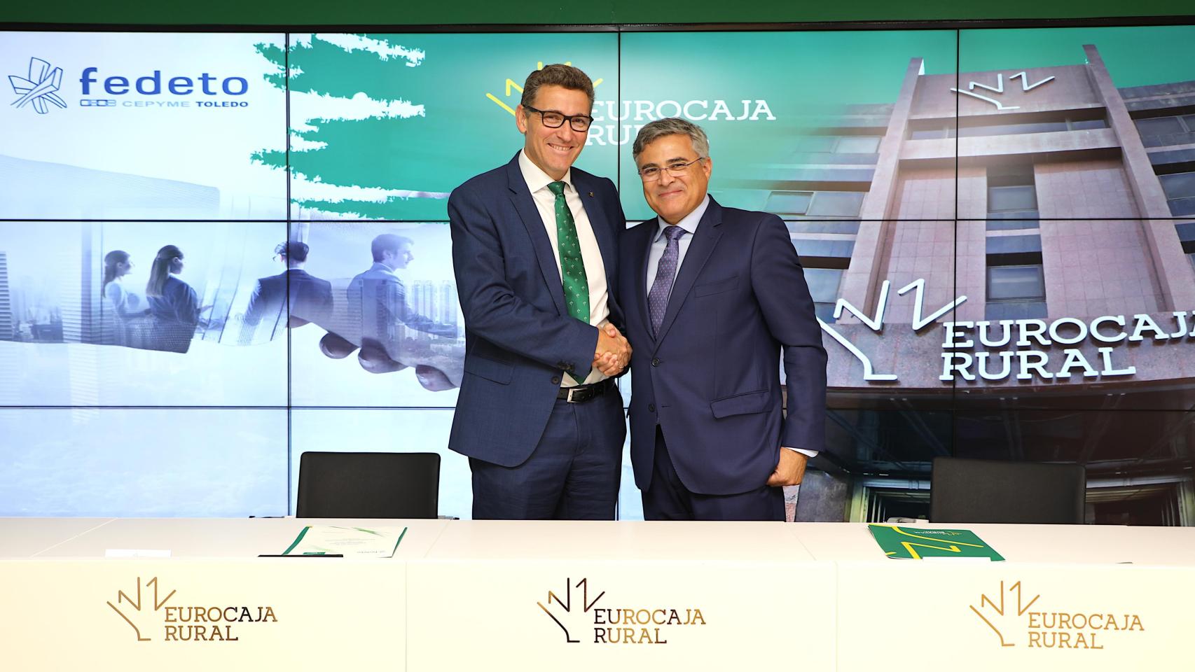 El director general de Eurocaja Rural, Víctor Manuel Martín López, y el presidente de la Federación Empresarial Toledana (Fedeto), Javier de Antonio Arribas, en la firma del convenio.