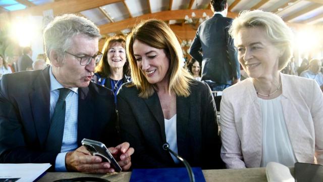 Feijóo, con Metsola, presidenta del Parlamento Europeo, y Von der Leyen, este miércoles en Cascais.