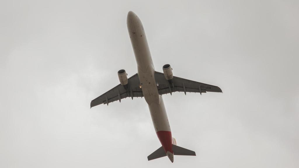 Un avión despega.