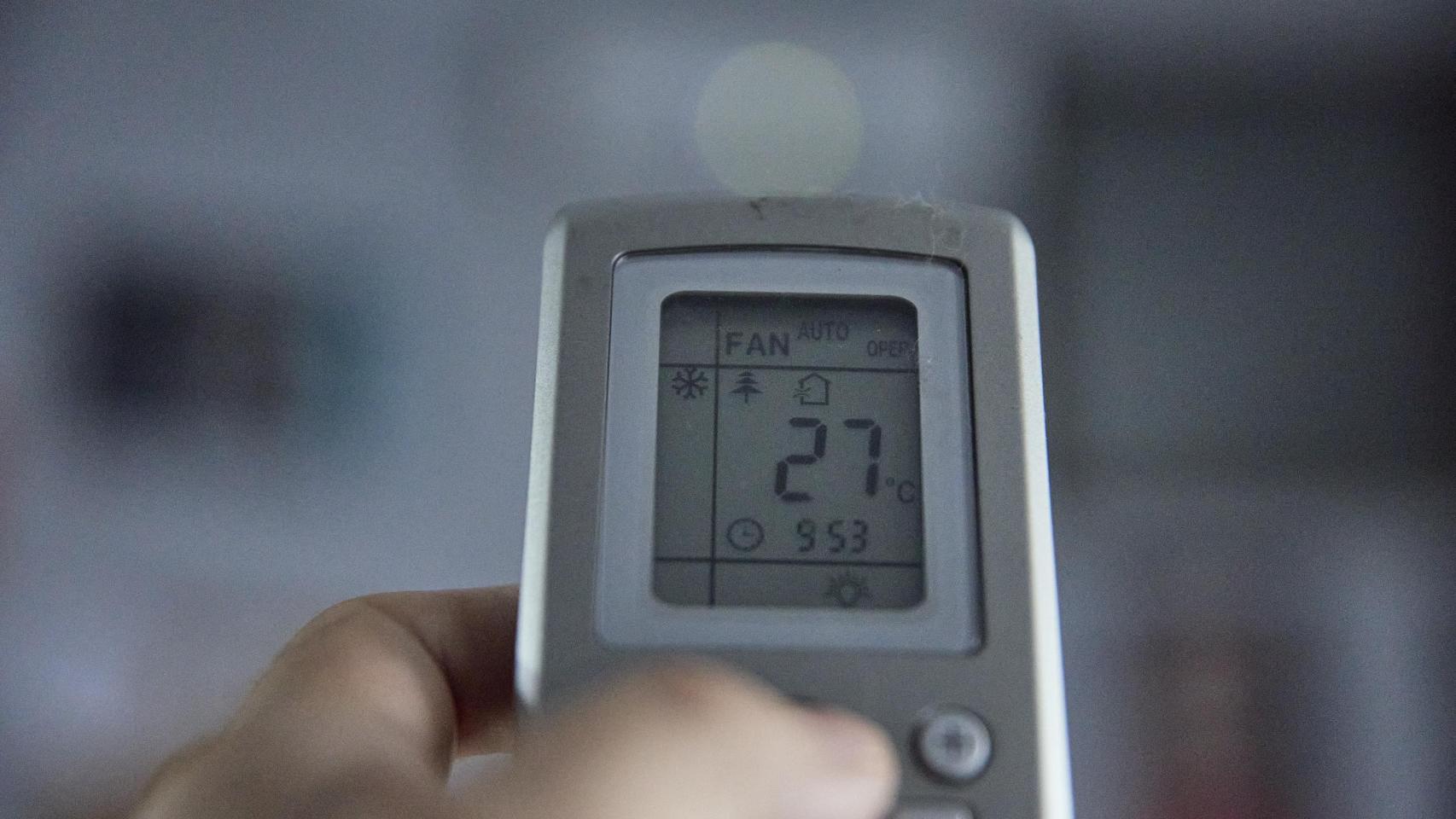 Un mando de aire acondicionado.