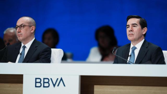 Onur Genç, consejero delegado de BBVA, y Carlos Torres, presidente del banco, durante la junta general ordinaria de accionistas de 2024, celebrada el pasado 15 de marzo.
