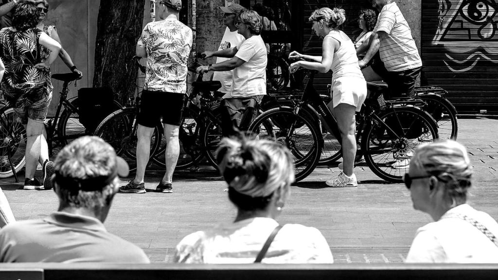 Varios turistas recorren Valencia.