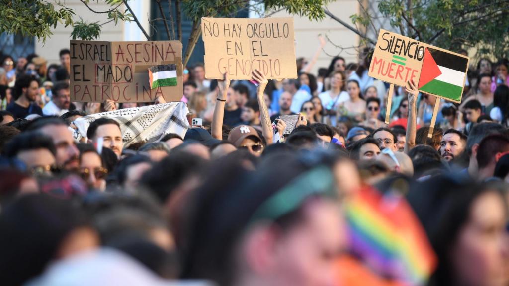 Varias personas se manifiestan a favor de Palestina durante el pregón del Orgullo de Madrid 2024 (MADO 2024), en la Plaza de Pedro Zerolo.
