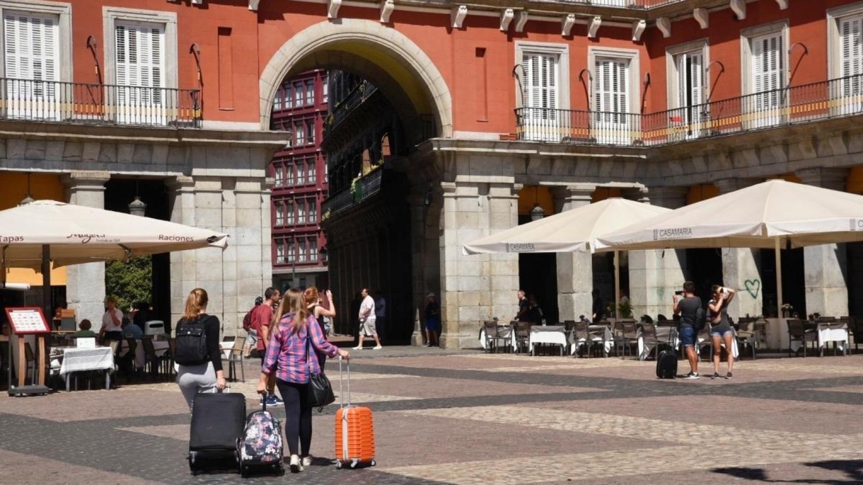 Turistas en la Plaza Mayor de Madrid.