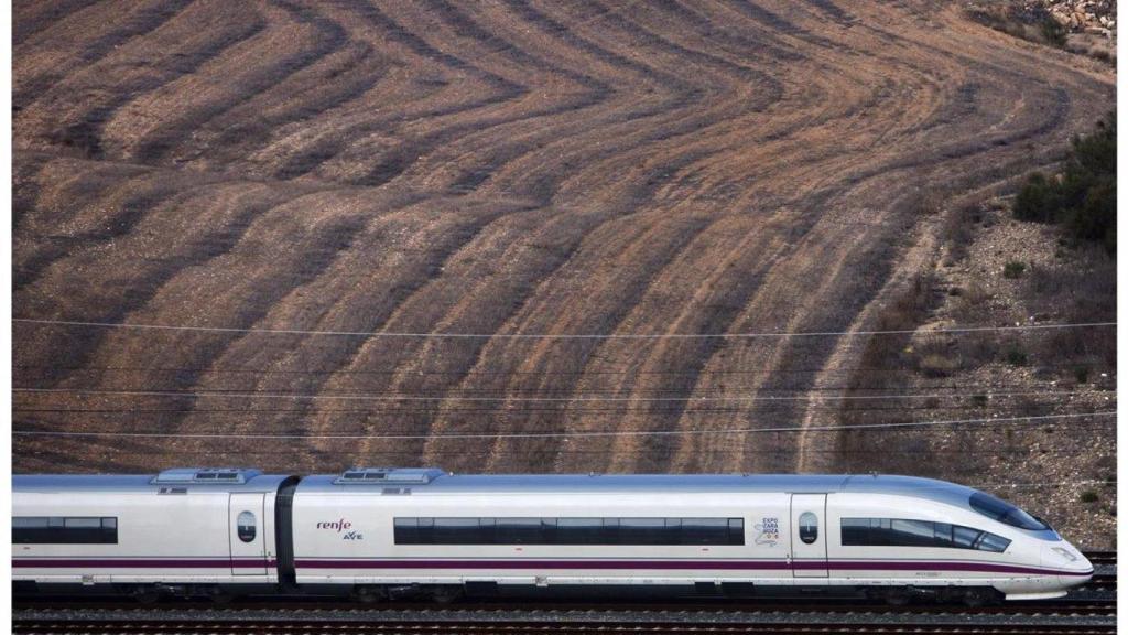 Imagen de archivo de un tren de alta velocidad.