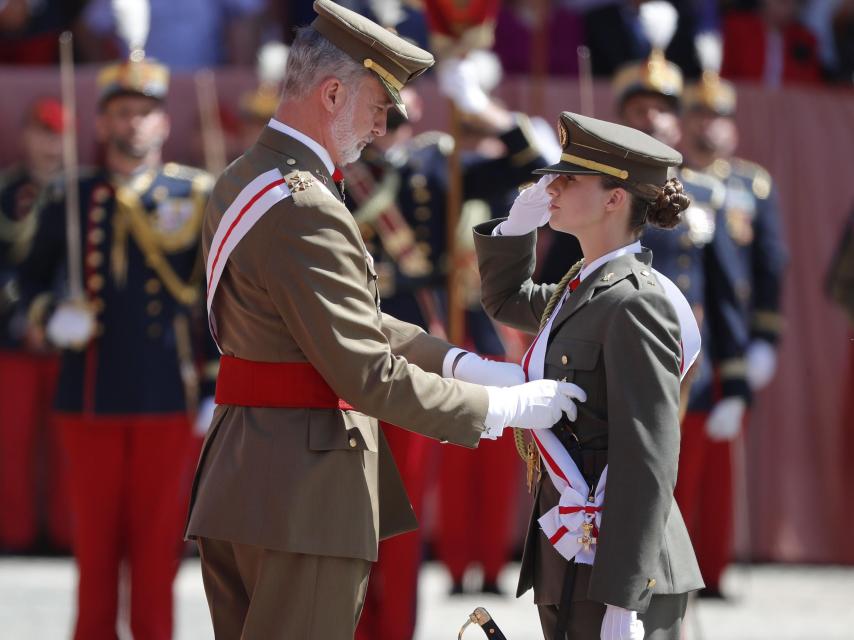 El Rey entrega la Gran Cruz del Mérito Militar  a su hija.