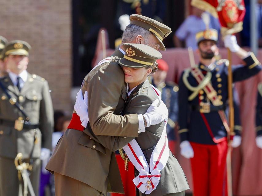 El Rey y Leonor se funden en un cariñoso abrazo.