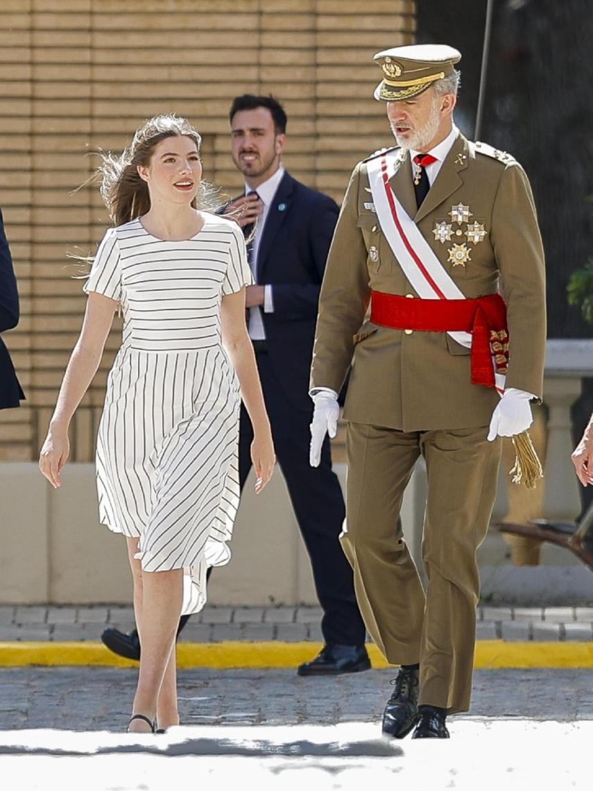 La Infanta ha repetido un vestido de rayas marineras.