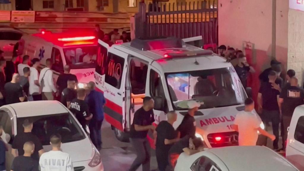 Las ambulancias llegan al hospital de Tulkarm tras el ataque israelí contra el campo de refugiados de Nur Shams.