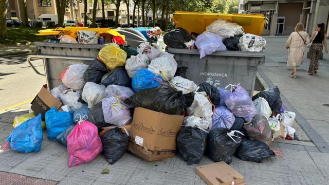 Contenedor repleto de basura en A Coruña
