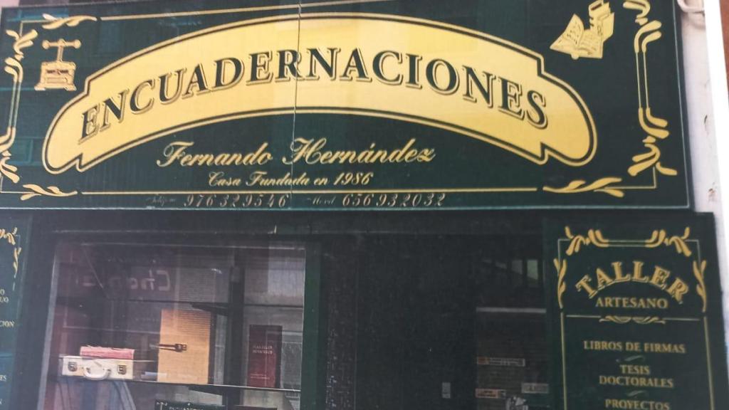 La tienda de encuadernaciones de Fernando, en la calle Quinto de Ebro, en Zaragoza.