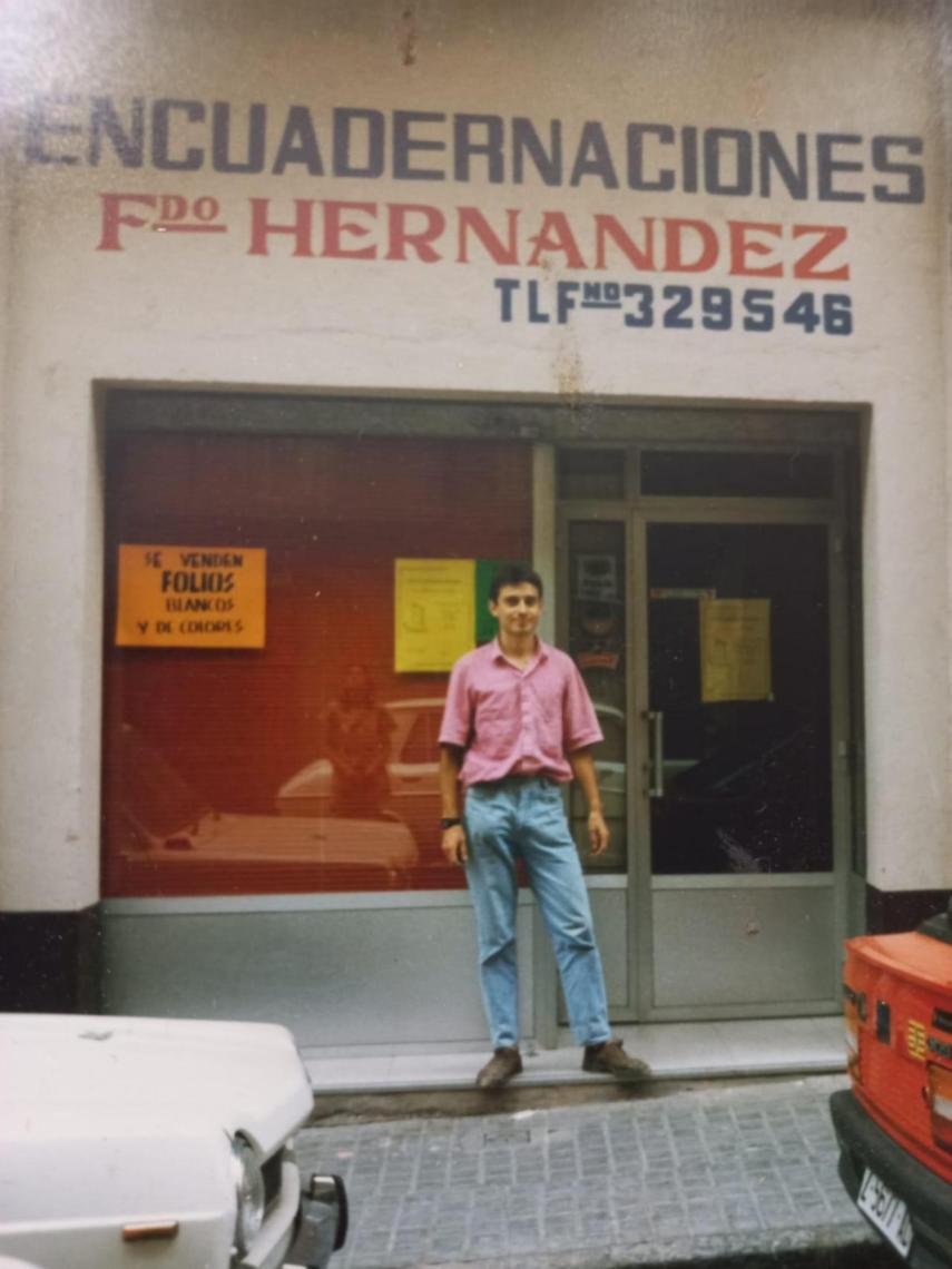 Fernando en su antigua tienda de encuadernaciones.