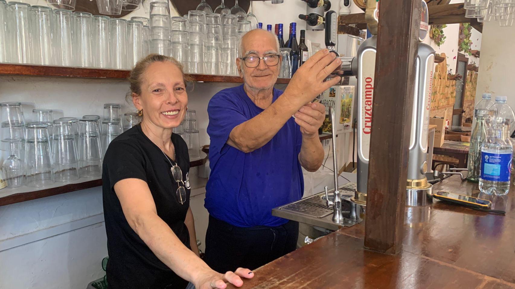 Luis Rubio y su hija Eva, en la barra de su bar 'La Barrica'.