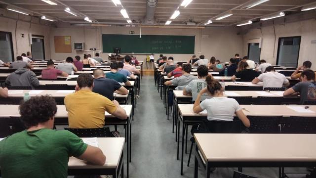 Varios opositores durante un examen.