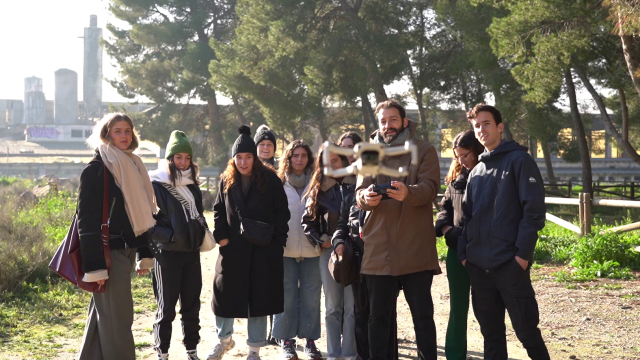 Javier Carbajal, redactor jefe de fotografía y vídeo, enseña a los alumnos del Máster a manejar un dron.