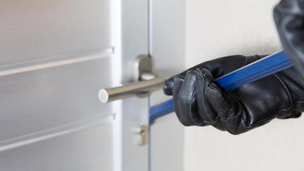 Imagen de archivo de un ladrón accediendo al interior de una vivienda.